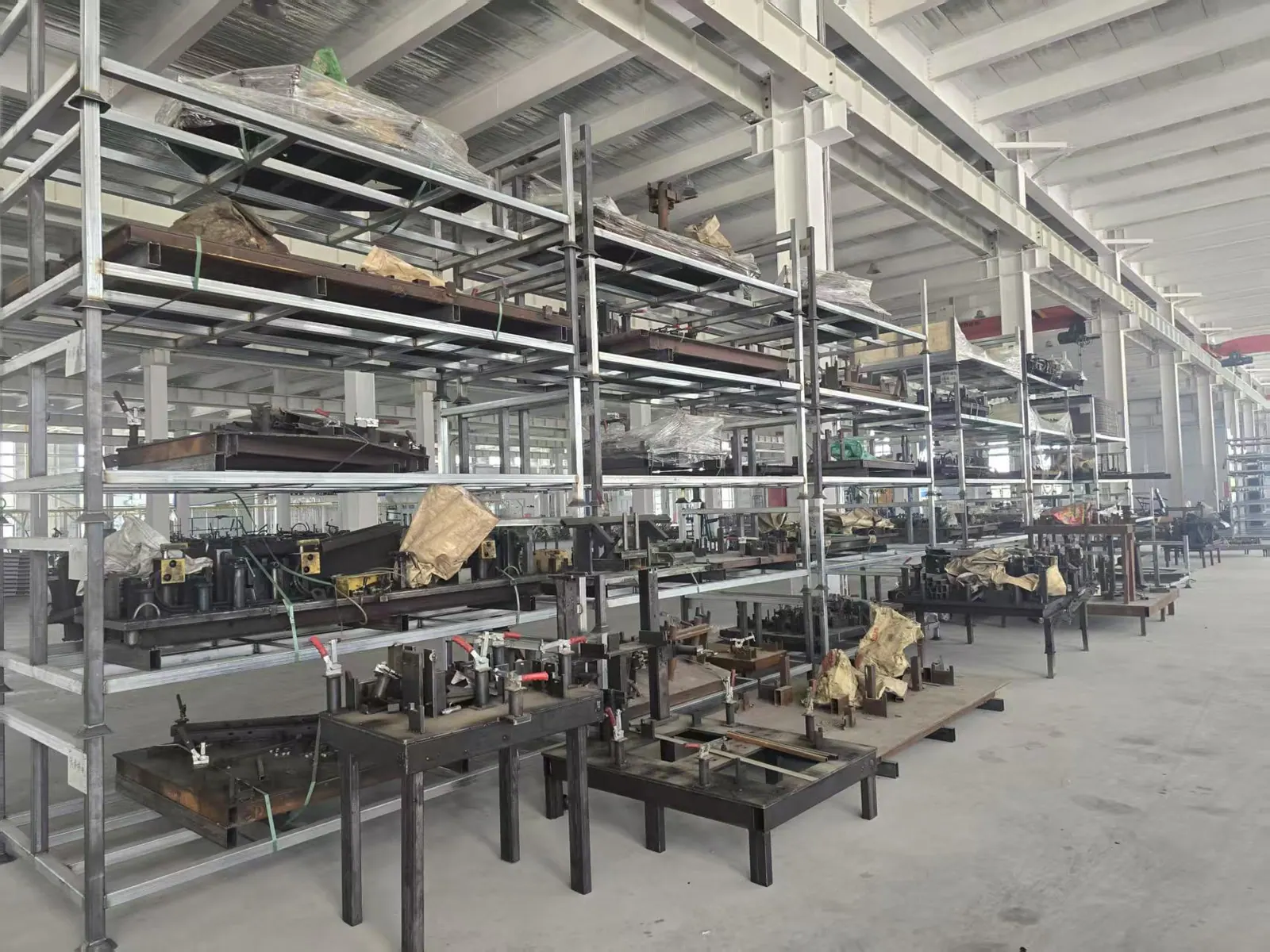 Estruturas de máquinas de musculação comerciais em processo para inspeção de soldas e alinhamento