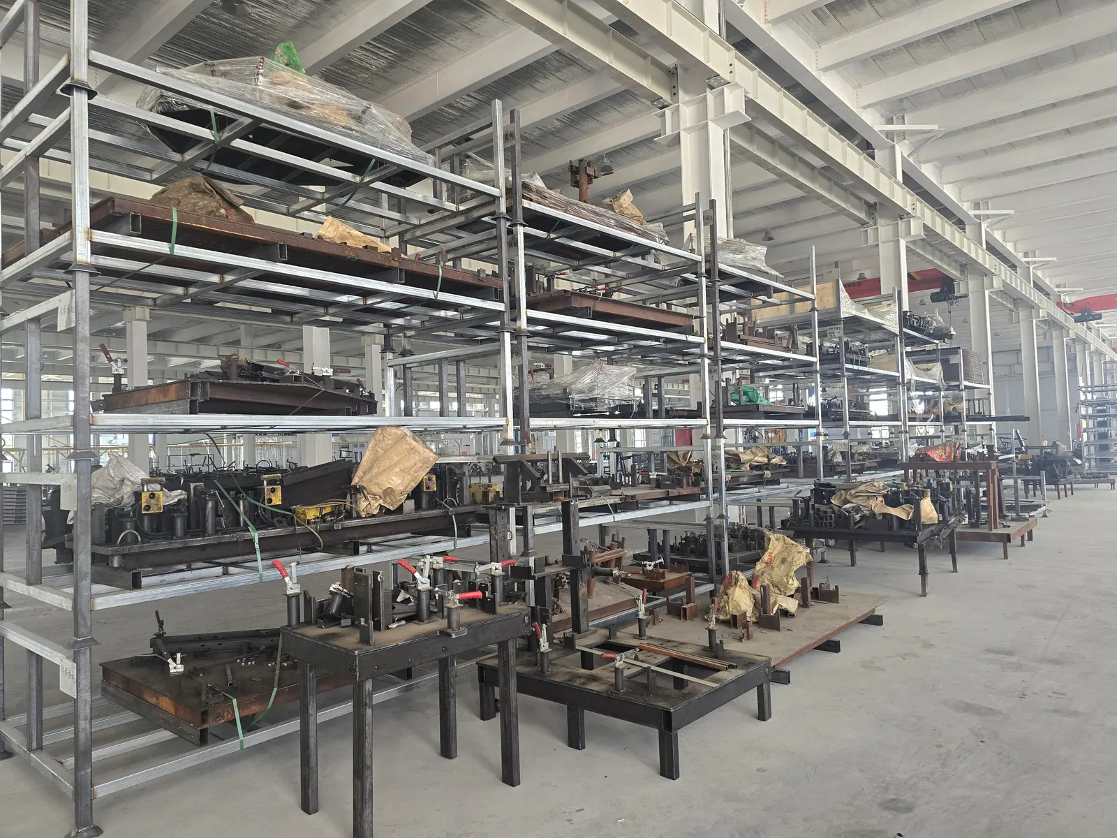 Zona de herramientas de fábrica para revisar montaje y mantenimiento de equipos de gimnasio comerciales
