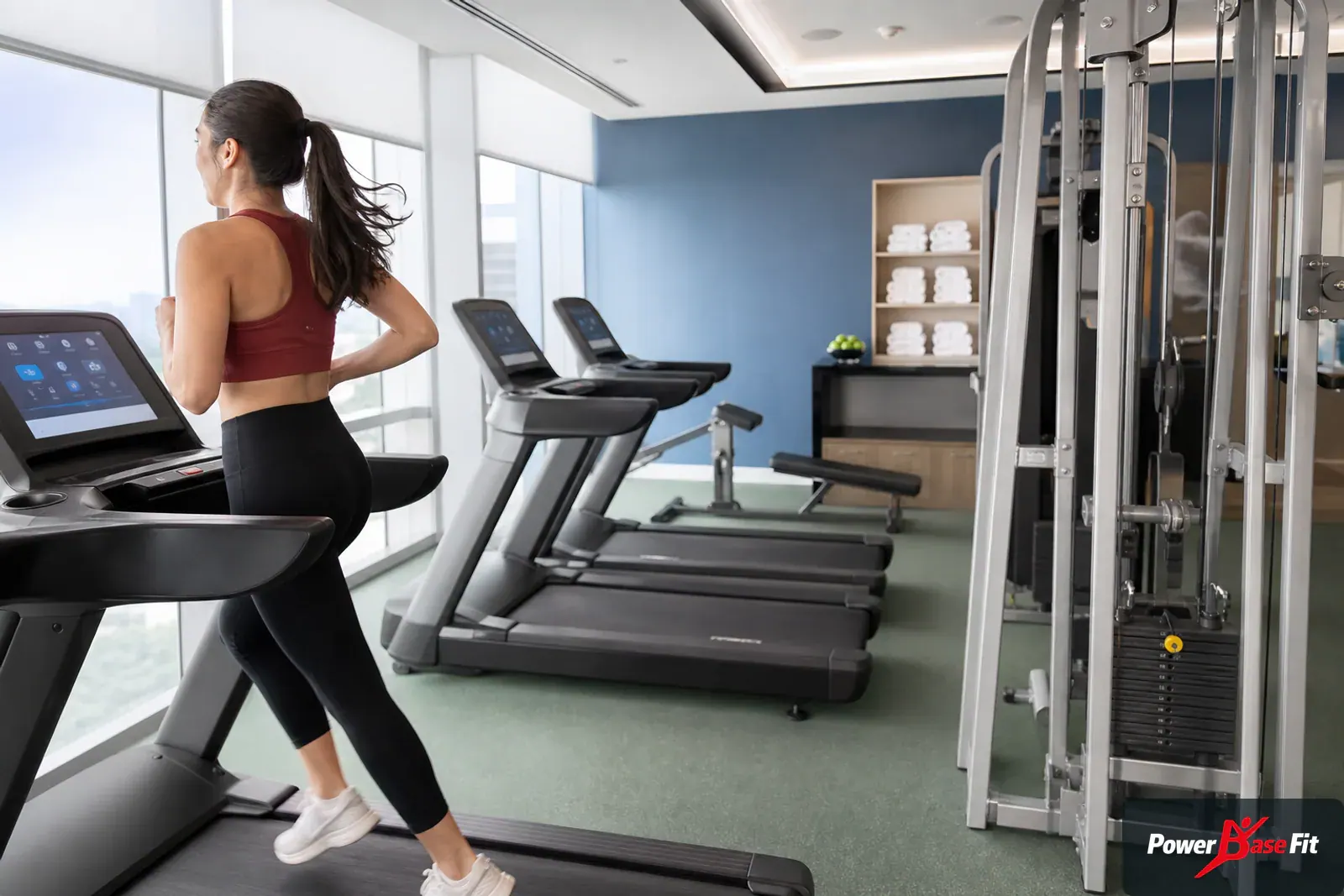Cardioconsole in een hotelgym voor controle van beheerdersaccounts en netwerkoverdracht