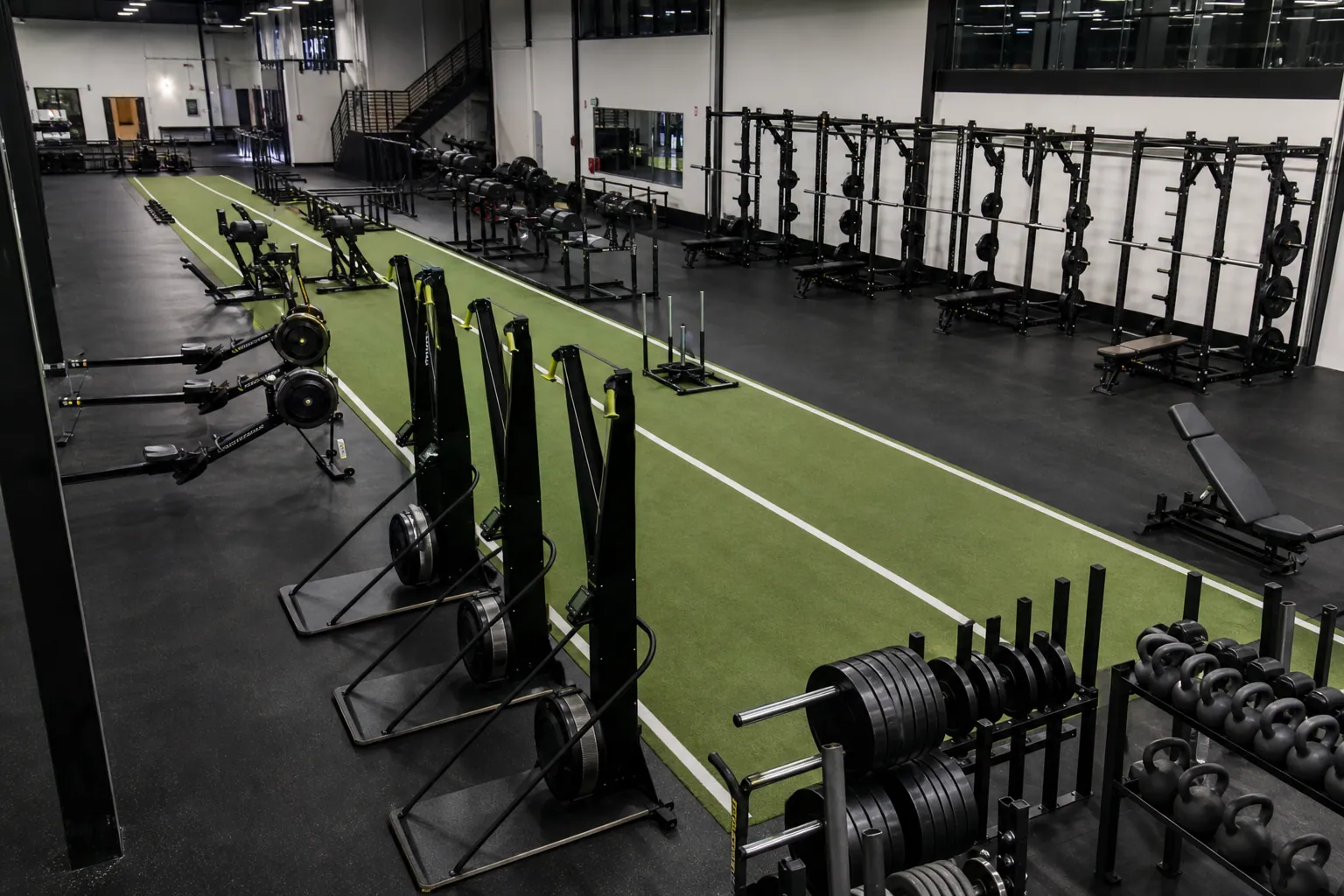 Commercial hybrid training equipment arranged for group capacity planning