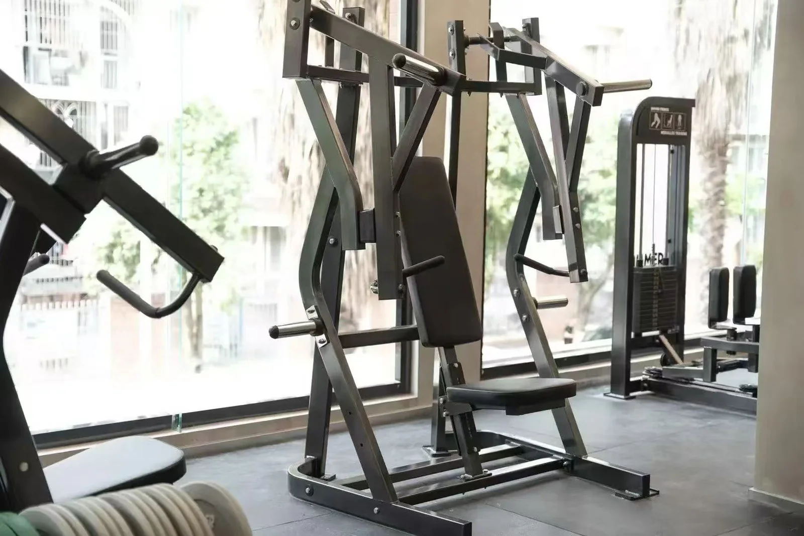 Prensa de palancas y máquina guiada en un gimnasio real