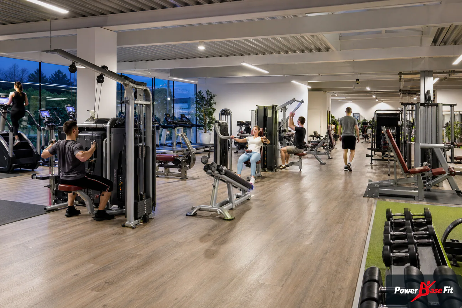 Übersichtliches unbetreutes 24/7-Fitnessstudio mit robusten gewerblichen Geräten