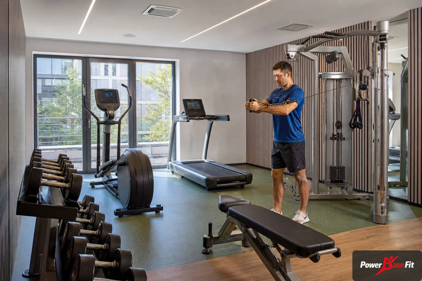 Leiser moderner Hotel-Fitnessraum mit Cardio und kompakter Kraftausstattung