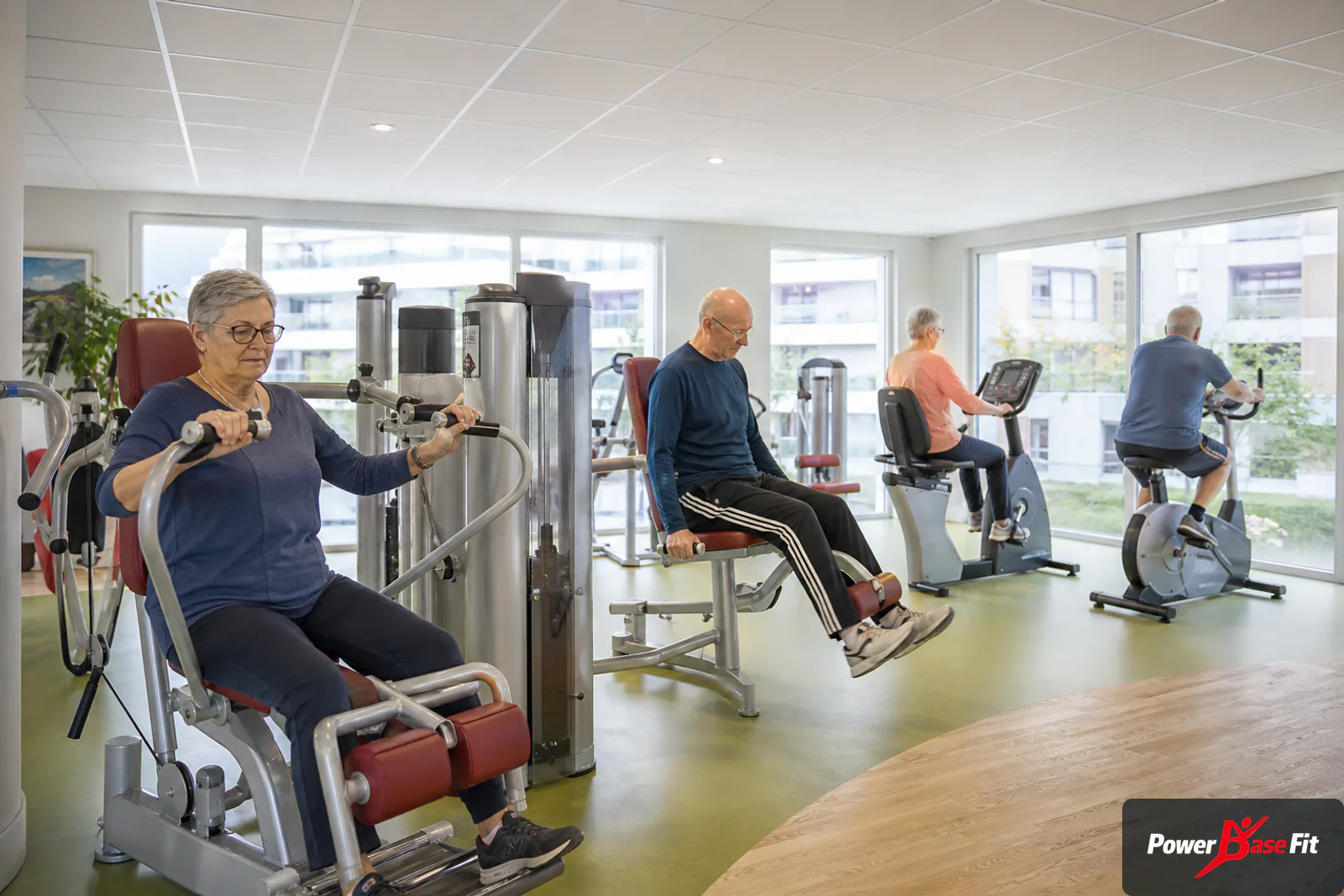 Espace fitness accessible pour résidence de seniors actifs