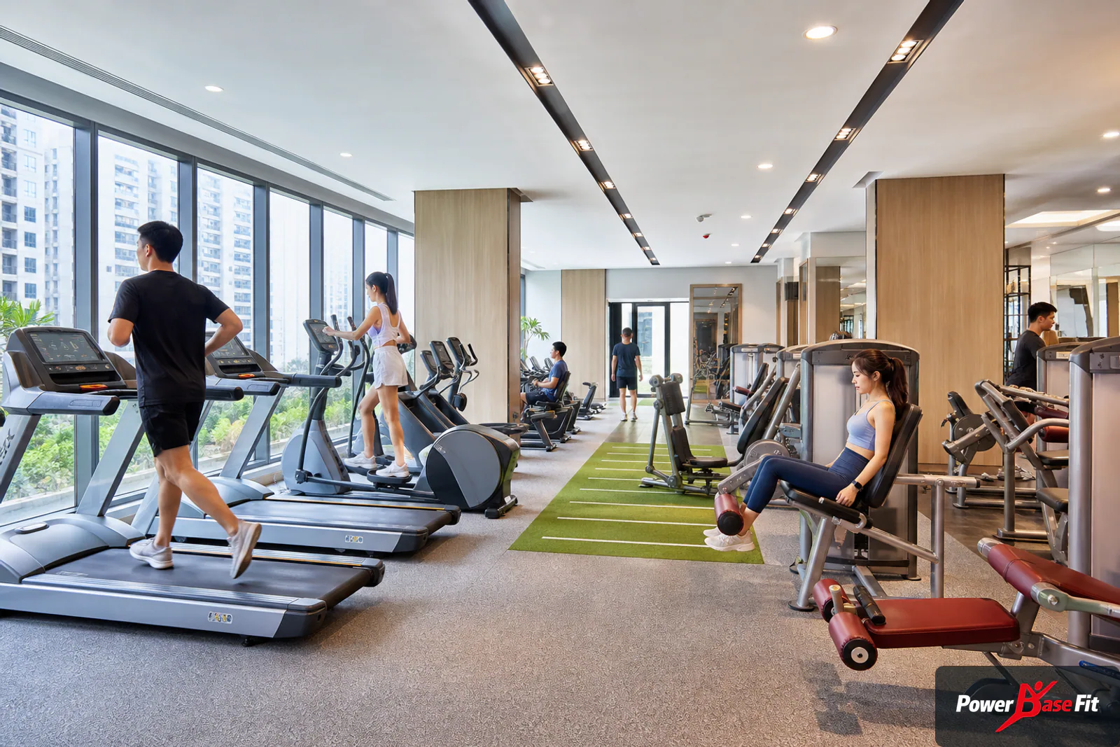 Phòng gym chung cư ít tiếng ồn với cardio và máy sức mạnh thương mại