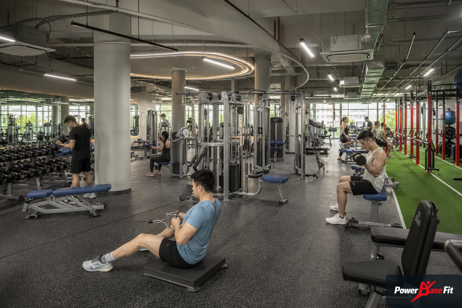 Phòng gym thương mại 300 đến 500 mét vuông với khu sức mạnh cardio và tạ rời