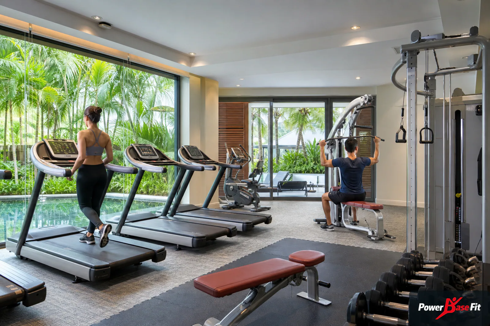 Phòng gym khách sạn resort với cardio và máy sức mạnh nhỏ gọn