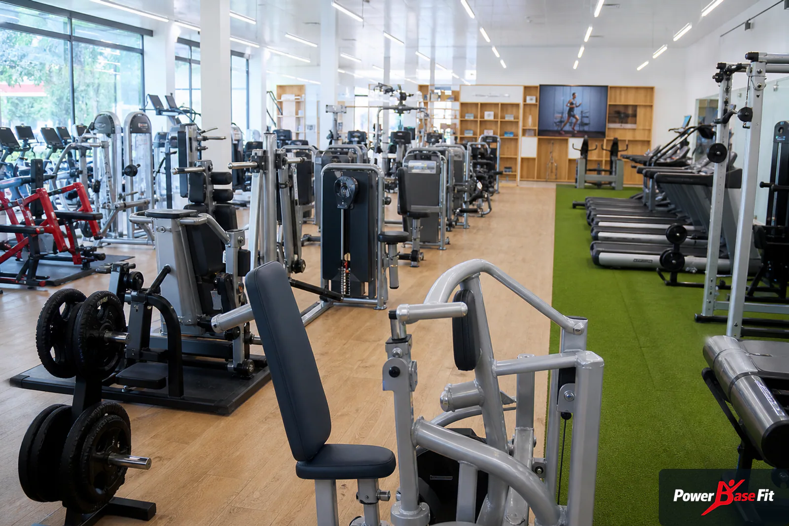 Dòng sản phẩm thương mại trong showroom nhà nhập khẩu thiết bị gym